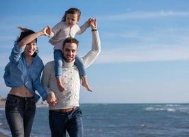 junge familie, die urlaub im herbst genießt foto