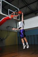 Basketballspieler in der Sporthalle foto