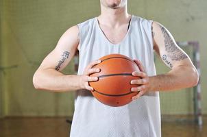 Basketballspieler in der Sporthalle foto