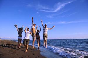 volksgruppe, die am strand läuft foto