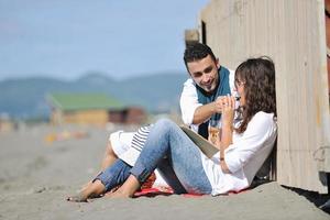 junges Paar beim Picknick am Strand foto