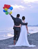 romantische Strandhochzeit bei Sonnenuntergang foto