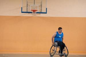 ein Foto eines Kriegsveteranen, der mit einem Team in einer modernen Sportarena Basketball spielt. das Konzept des Sports für Menschen mit Behinderungen