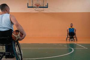 Behinderte Kriegsveteranen im Einsatz beim Basketballspielen auf einem Basketballplatz mit professioneller Sportausrüstung für Behinderte foto