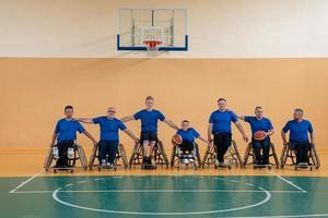 Foto der Basketballmannschaft der Kriegsinvaliden mit professioneller Sportausrüstung für Menschen mit Behinderungen auf dem Basketballplatz