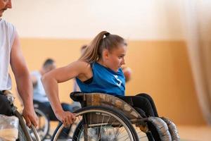 eine junge Frau, die in einem professionellen Team Rollstuhlbasketball spielt. Gleichstellung der Geschlechter, das Konzept des Sports mit Behinderungen. foto