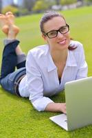 Frau mit Laptop im Park foto