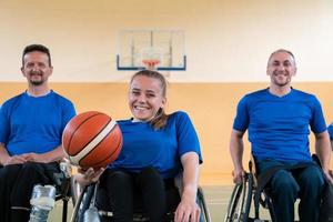 Foto der Basketballmannschaft der Kriegsinvaliden mit professioneller Sportausrüstung für Menschen mit Behinderungen auf dem Basketballplatz