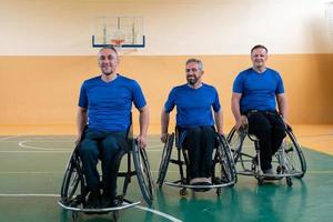 Foto der Basketballmannschaft der Kriegsinvaliden mit professioneller Sportausrüstung für Menschen mit Behinderungen auf dem Basketballplatz