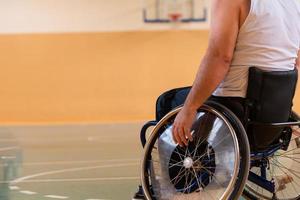 Nahaufnahme von Rollstühlen und behinderten Kriegsveteranen, die auf dem Platz Basketball spielen foto