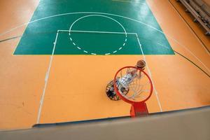 Abschleppfoto eines Kriegsveteranen, der Basketball in einer modernen Sportarena spielt. das Konzept des Sports für Menschen mit Behinderungen foto