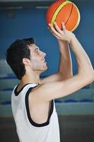 Basketballspieler in der Sporthalle foto