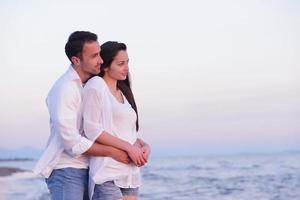 junges paar am strand viel spaß foto