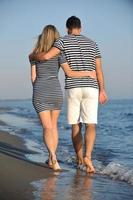 glückliches junges Paar hat romantische Zeit am Strand foto