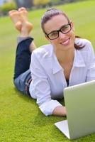 Frau mit Laptop im Park foto