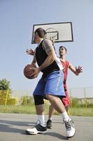 Streetballspiel am frühen Morgen foto