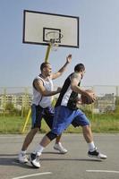 Streetballspiel am frühen Morgen foto