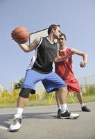 Streetballspiel am frühen Morgen foto