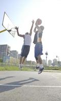 Streetballspiel am frühen Morgen foto