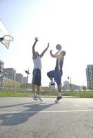 Streetballspiel am frühen Morgen foto