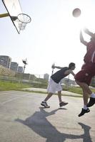 Streetballspiel am frühen Morgen foto