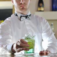 Profi-Barkeeper bereiten Cocktails auf der Party zu foto