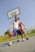 Streetballspiel am frühen Morgen foto