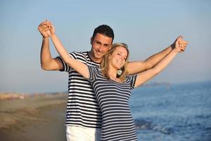 glückliches junges Paar hat romantische Zeit am Strand foto