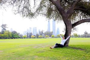 schöne junge Frau mit Tablet im Park foto