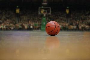 Basketballball und Netz auf schwarzem Hintergrund foto