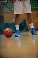 Basketballball und Netz auf schwarzem Hintergrund foto