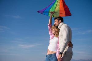 Paar genießt die gemeinsame Zeit am Strand foto