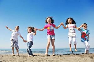 glückliche junge Leute haben Spaß am Strand foto