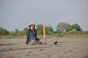 glückliche junge Frau am Strand foto