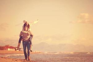 Paar Spaß am Strand im Herbst foto