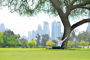 Frau mit Laptop im Park foto