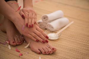 weibliche füße und hände im spa-salon foto