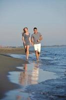 glückliches junges Paar hat romantische Zeit am Strand foto