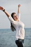 junge Frau am Strand genießen foto