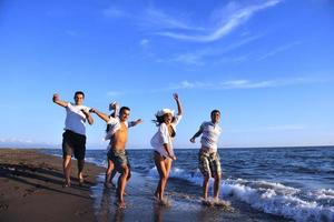 volksgruppe, die am strand läuft foto