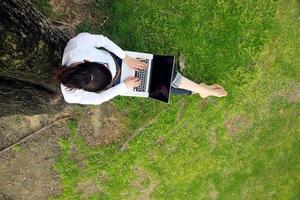 Frau mit Laptop im Park foto