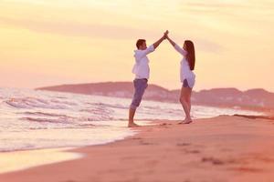 junges paar am strand viel spaß foto