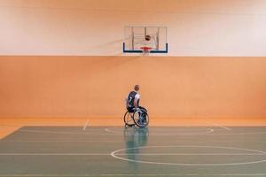 ein Foto eines Kriegsveteranen, der in einer modernen Sportarena Basketball spielt. das Konzept des Sports für Menschen mit Behinderungen