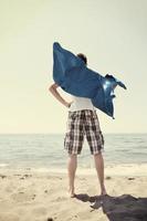 lustiger Superheld, der am Strand steht foto