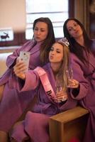 Mädchen machen Selfy auf Junggesellinnenabschied foto