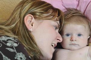 schöne blonde junge Mutter und süßes Baby foto