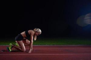 Frau Sprinter Startblöcke verlassen foto