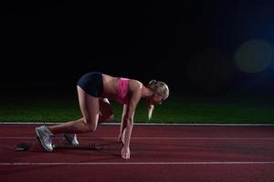 Frau Sprinter Startblöcke verlassen foto