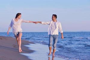 junges paar am strand viel spaß foto