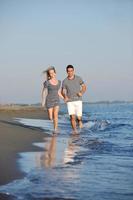 glückliches junges Paar hat romantische Zeit am Strand foto